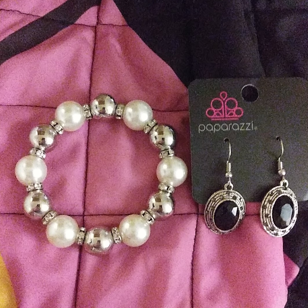 BlackEarnings and a beaded stretchy bracelet